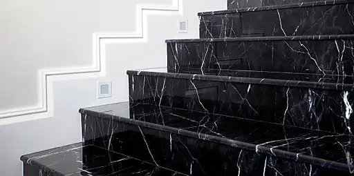 Luksusowe schody z kamienia naturalnego, idealne do nowoczesnych i klasycznych wnętrz

